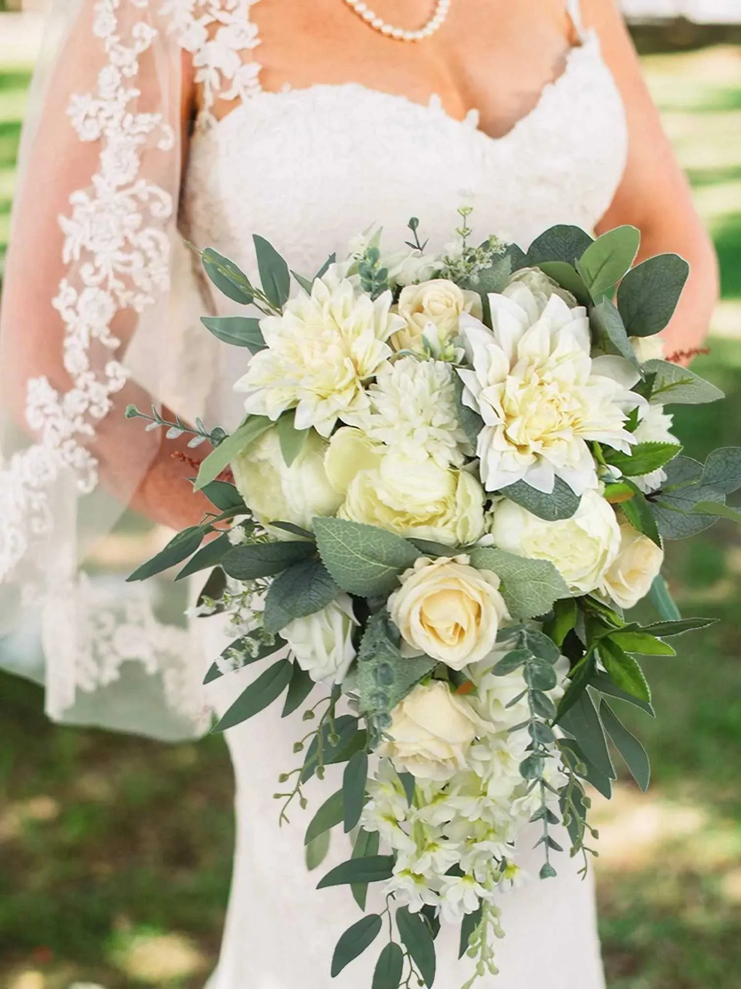 Bouquet Pengantin Green & White Cascading